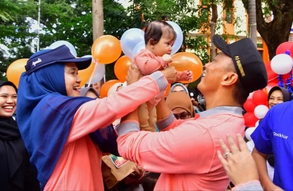 Pj Gubernur Sulsel, Prof Zudan Arif Fakrulloh dan Pj Ketua TP PKK Sulsel Ninuk Triyanti saat meninjau pemeriksaan tumbuh kembang anak (Dok: Ist)