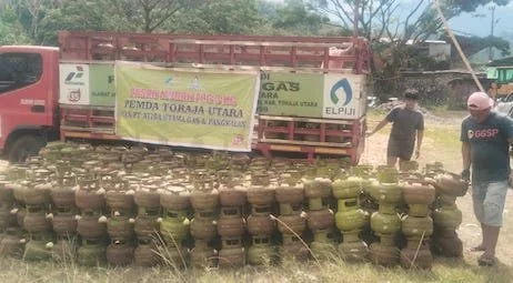 Situasi penyaluran Gas LPG 3 kilo di depan rumah mantan kepala dinas perdagangan, Amos Harman Pattola,S.P.M.M, Sabtu, (11/7/2026) Dok. Jerni.