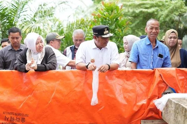 PJ Gubernur bersama Ketua DPRD Sulbar saat menebar benih ikan nila di Mateng (dok:Ist)