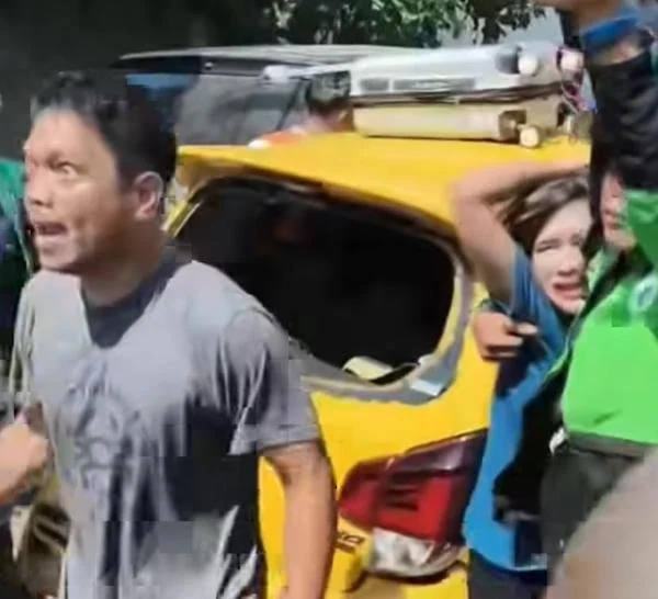tangkapan layar video pengemudi perempuan diamuk warga (Dok:Ist)