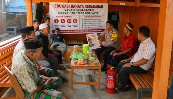 Anggota Bhabinkamtibmas Polsek Arungkeke, Aiptu Sappewali melaksanakan patroli sambang dan silaturahmi ke permukiman warga. (dOK: iST)