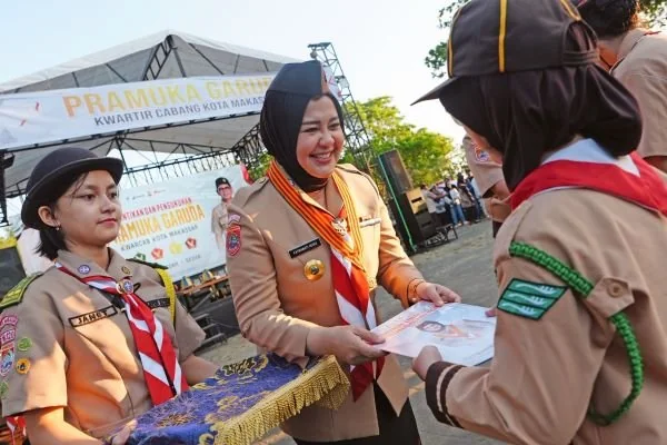 Ketua Kwartir Cabang (Kwarcab) Gerakan Pramuka Kota Makassar, Fatmawati Rusdi, melantik dan mengukuhkan 241 anggota Pramuka Garuda Kwarcab Kota Makassar. (Dok: Ist)