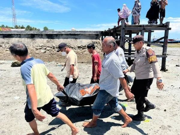 Evakuasi mayat wanita di laut perairan Campalagian (Dok : Ist).