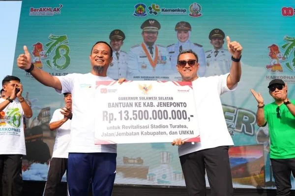 Gubernur Andi Sudirman Sulaiman Serahkan Bantuan Keuangan Rp13,5 M untuk Revitalisasi Stadion dan UMKM di Jeneponto (Dok : Ist).