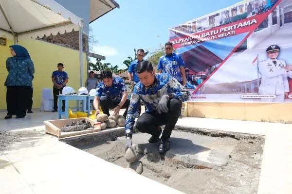 Peletakan batu pertama oleh Bupati Gowa (Dok : Ist).