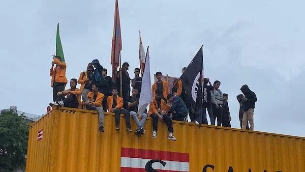 Aksi unjuk rasa mahasiswa di jalan AP Pettarani (Dok: Atri KabarMakassar)