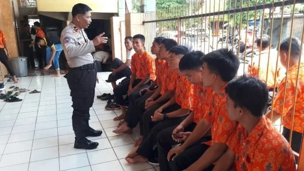 Personel Polres Parepare saat memberikan edukasi terkait bahaya narkoba kepada siswa (Dok : Ist).