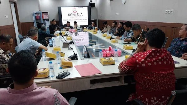 RDP Komisi A dengan Para Camat, (Dok: Sinta KabarMakassar).