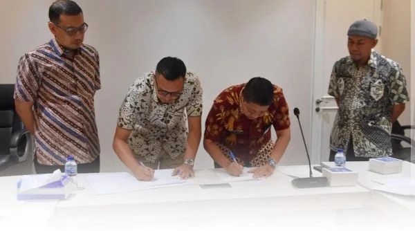Penandatanganan nota kesepahaman (MoU) antara Dinas Sosial dan seluruh camat se-Kota Makassar, (Dok: Ist).