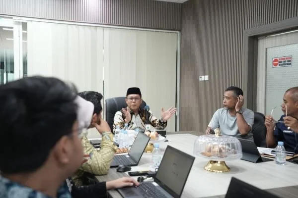 Rapat koordinasi yang dipimpin Sekretaris Daerah Sulbar, Junda Maulana, bersama tim PT SMI. (Dok: Ist)