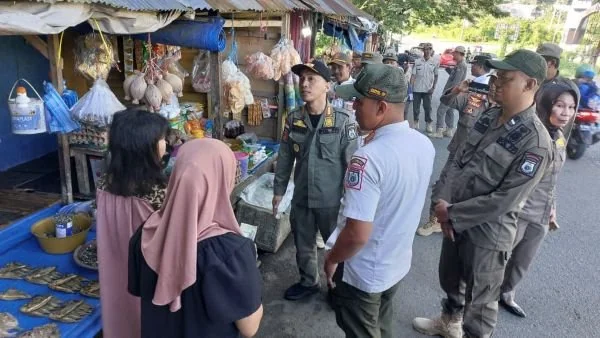Satpol PP Sulbar saat melakukan Sosialisasi kepada para pedagang di sekitar Kantor Gubernur Sulbar (Dk : Ist).