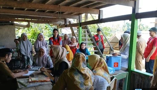 Akmal Arasy Selaku Promotor Kesehatan Dinkes Jeneponto bersama timmnya saat melakukan sosialisasi Vaksinasi Polio