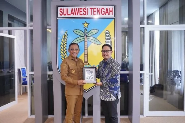 Executive General Manager (EGM) Pertamina Patra Niaga Regional Sulawesi, Deny Sukendar bersama Gubernur Sulawesi Tengah, Anwar Hafid. (Dok: Ist)