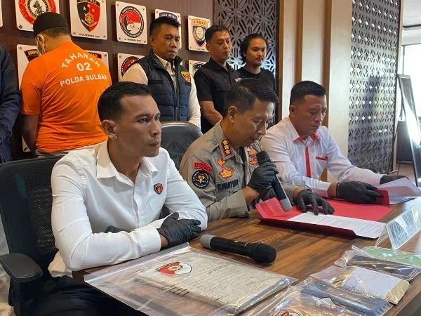 Polda Sulbar saat menggelar konferensi pers terkait pengungkapan kasus Pencurian Dana Desa Tapandullu (dok:ist)