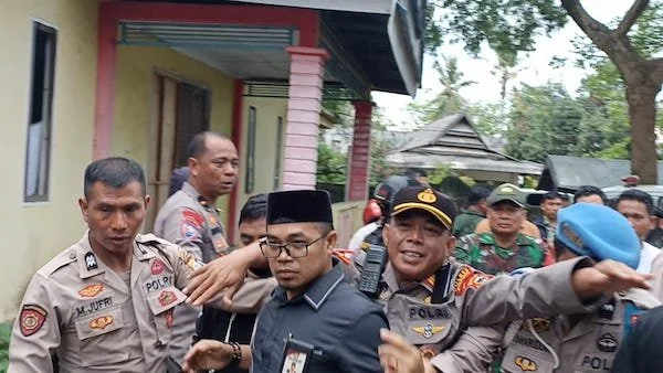 Ketua KPU Jeneponto, Asming Syarif, dikepung massa saat tiba di Kantor Kecamatan Kelara, Kabupaten Jeneponto, Sulawesi Selatan. Minggu (1/12).