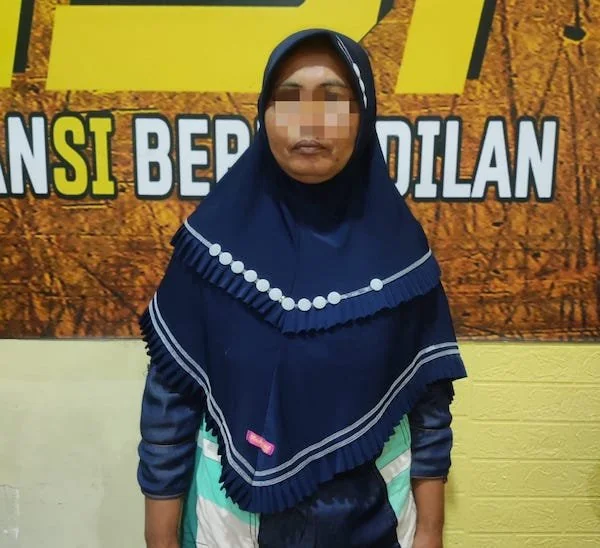 Basse (52) an Hasni, pelaku pencurian uang panaik Rp 55 juta, saat diamankan Tim Resmob Polres Bantaeng. (ist).