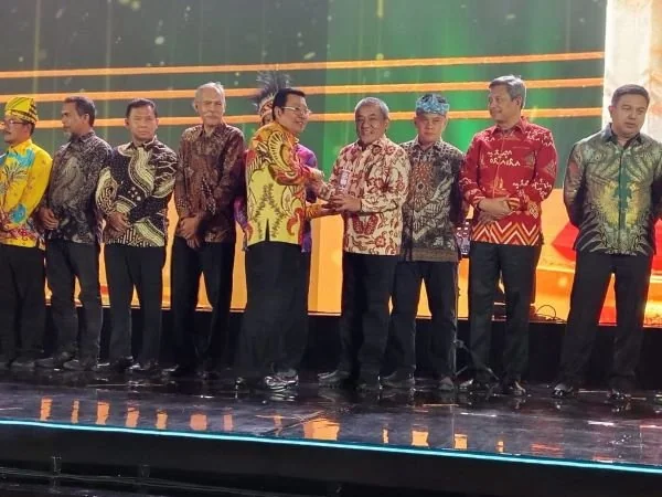 Kepala Dinas Ketahanan Pangan (Distapang) Sulbar, Waris Bestari mewakili Pj Gubernur Sulbar, Bahtiar Baharuddin saat menerima penghargaan (Dok : ist).