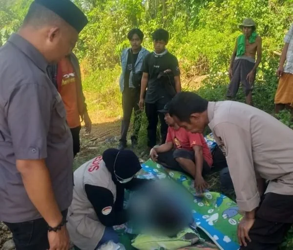 Seorang pekerja jembatan yang sedang bekerja di proyek konstruksi di daerah tersebut tewas setelah terjatuh dari ketinggian.