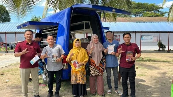 Warga Binaan Lembaga Pemasyarakatan (Lapas) Kelas IIB Takalar berbondong menghampiri mobil perpustkaan keliling (Dok : ist).