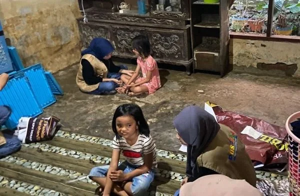 Pendampingan trauma healing oleh DP3AP2KB untuk korban banjir dan tanah longsor.