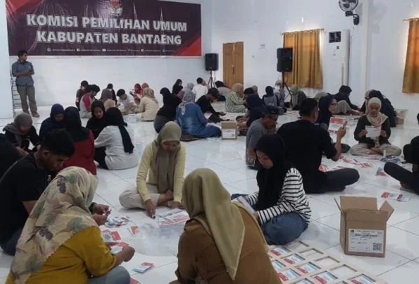 Bawaslu Bantaeng saat memantau pelaksanaan Penyortiran Surat Suara Pilkada Serentak 2024 di Aula Husni Kamil Manik Kantor KPU Bantaeng (Dok : Ist).