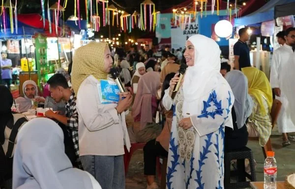 Pj Ketua Tim Penggerak PKK Sulsel, Sofha Marwah Bahtiar mengunjungi Pasar Ramadan di Gedung Mulo, Makassar, Jumat (22/3).