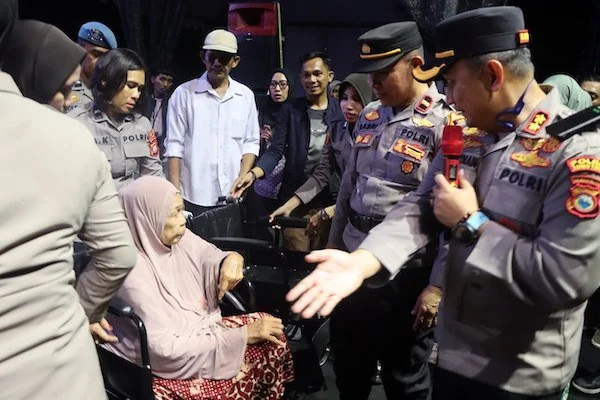 Kapolres Lutim, AKBP Zulkarnain saat menyerahkan hadiah dari Kapolda Sulsel kepada Ipda Estepanus, hadiah umrah lainnya juga diberikan kepada imam masjid, marbot dan penggali kubur. Foto IST