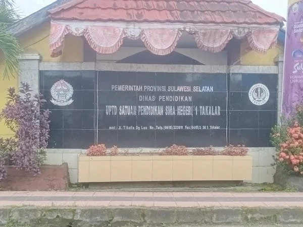 Papan Sekolah SMA negeri 1  (Foto : Saleh Sibali).