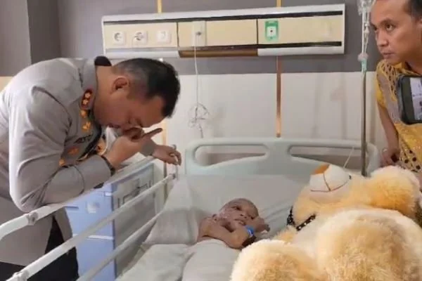 Kapolres Pelabuhan saat melihat keadaan korban di RS (Dok: Ist).
