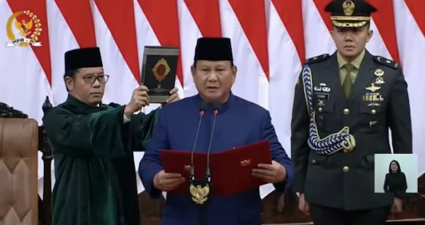 Prabowo Subianto membacakan sumpah jabatan Presiden RI di Gedung Nusantara, Kompleks Parlemen, Senayan, Jakarta, Minggu (20/10).