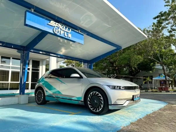 Mobil listrik tengah melakukan isi daya di SPLKU PLN UP3 Parepare. (Dok: Ist)