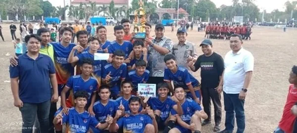 Calon Bupati Maros, Chaidir Syam, hadir dalam acara penutupan turnamen sepak bola Moncongloe Cup U19 (Dok : Ist).