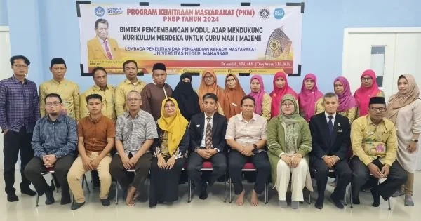 :Foto bersama Jurusan Teknologi Pendidikan di  MAN 1 Majene saat melaksanakan PKM Modul Ajar untuk Guru dalam Mendukung Kurikulum Merdeka.