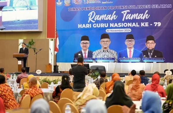 Sekprov Sulsel, Jufri Rahman saat menghadiri kegiatan ramah tamah Hari Guru Nasional (Dok: Ist)