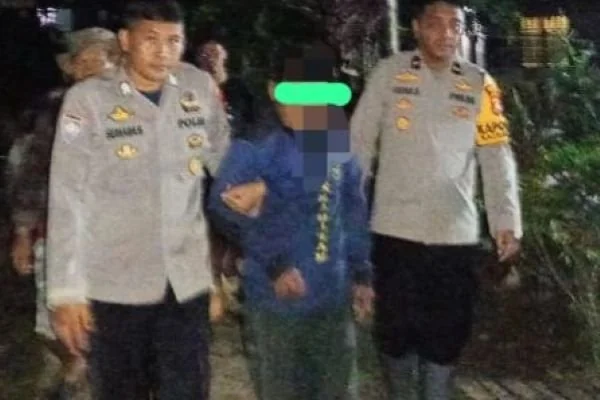 Personel kepolisian saat mengamankan pelaku dari rumahnya (Dok : Ist).