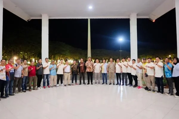 Bupati Fathul Fauzy Nurdin saat menyambut para  kontingen Petanque dari 18 Kabupaten se-Sulawesi Selatan di Pantai Seruni, Bantaeng (Dok : Ist).