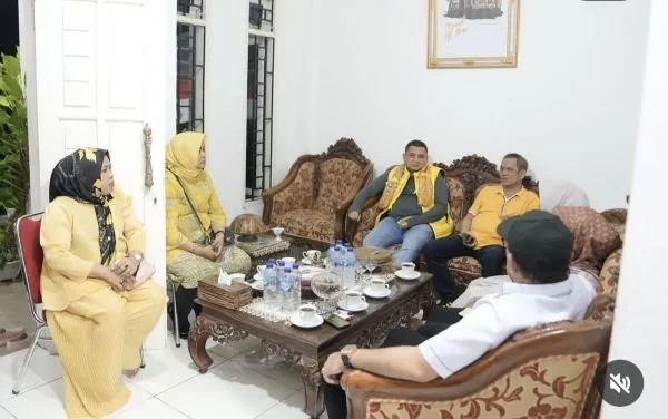 Munafri Arifuddin mengenakan rompi kuning khas Partai Golkar saat mengunjungi kader partai di Sinjai (Dok : Ist).
