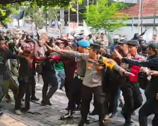 Polisi saat mencoba menghentikan kericuhan saat peringatan hari ulang tahun Organisasi Papua Merdeka di Makassar (Dok : Ist).