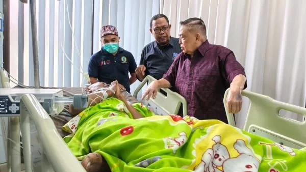 Wagub Sulbar Salim S Mengga saat mengunjungi korban salah tangkap (Dok : Ist).