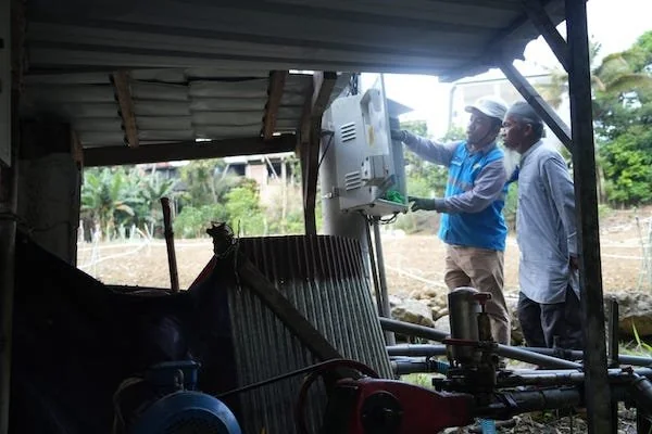 Manager PLN ULP Lakawan, Muhammad Irsan dengan petani bawang di Kabupaten Enrekang saat mengecek kWh meter yang menjadi sumber pemanfaatan listrik dalam produktivitas pertanian.