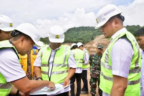 Pj Gubernur Sulsel, Bahtiar Baharuddin dan Bupati Gowa, Adnan Purichta Ichsan meninjau Bendungan Jenelata.