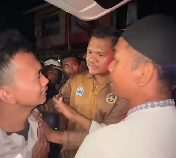 Bupati Bantaeng M Fathul Fauzy Nurdin saat  mendatangi lokasi kebakaran di Perkampungan Tangnga-tangnga. (Ist).