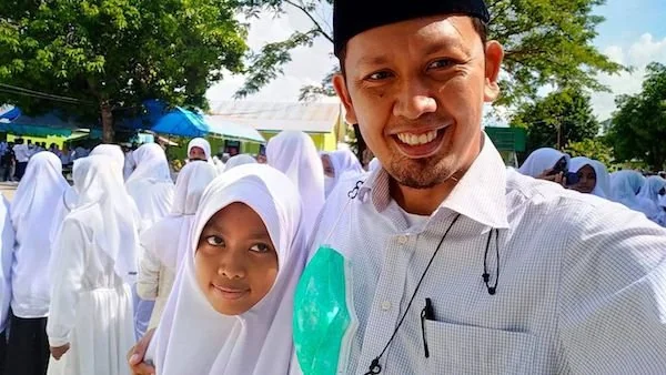 Pemkab Bulukumba Himbau Hari Pertama Sekolah, Para Ayah antar Anaknya ke Sekolah