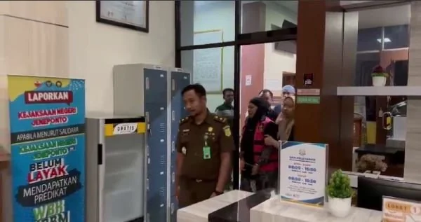 AR saat dibawa ke Rutan Kelas IIB Jeneponto dengan memakai rompi pink yang dikawal khusus tim Penyidik Kejari Jeneponto (Dok : ist).