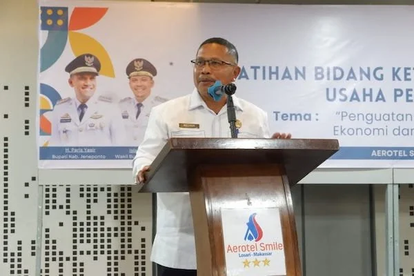 PJ Sekda Jeneponto, Maskur saat membawakan materi Pelatihan Bidang Ketahanan Pangan dan Pengelolaan Usaha Pertanian Berkelanjutan di Aerotel Smile Losari, Makassar. (Ist).
