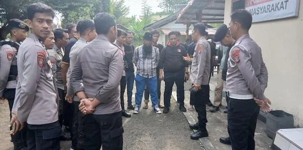 Kapolresta Mamuju bersama Personel saat berada di Polsek Tapalang melakukan penjagaan dan memantau situasi dan kondisi (dok:Ist)