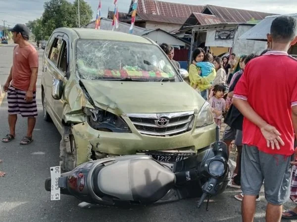 Kendaraan mobil dan motor yang terlibat kecelakaan di jalan Poros Tapalang (Dok : ist).