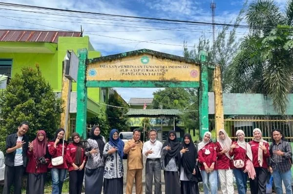 Mahasiswa Ilmu Komunikasi UIM bersama pengurus dan guru di SLB-AYAPTI Makassar. (Dok: Ist)