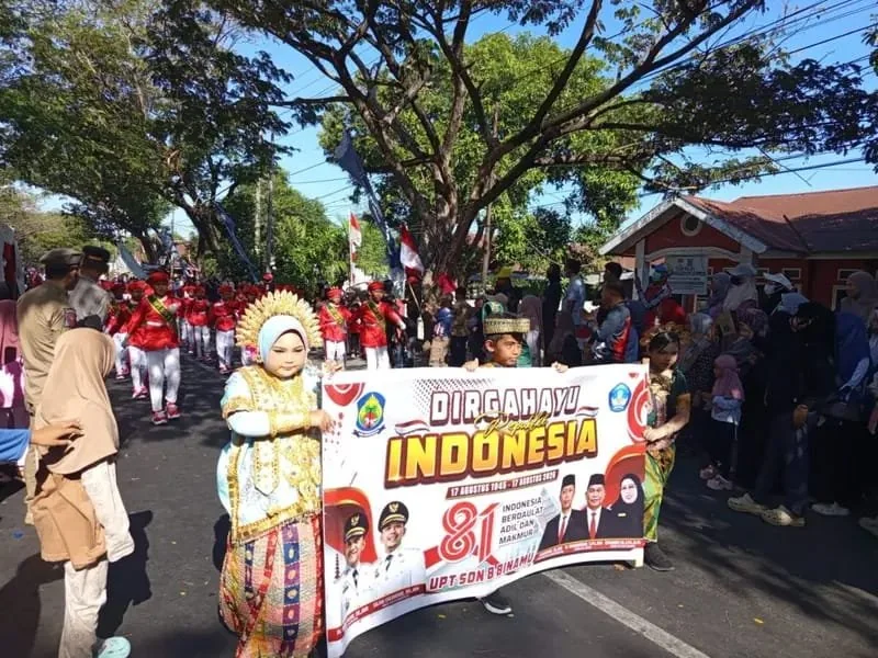 Kontingen dari UPT Sekolah Dasar Negeri (SDN) 8 Binamu, Kabupaten Jeneponto, mengenakan busana adat khas Bugis-Makassar (Dok: Ist)