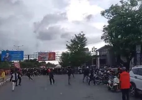 tangkapan layar video saling lempar batu antar massa pendukung (Dok:Ist)